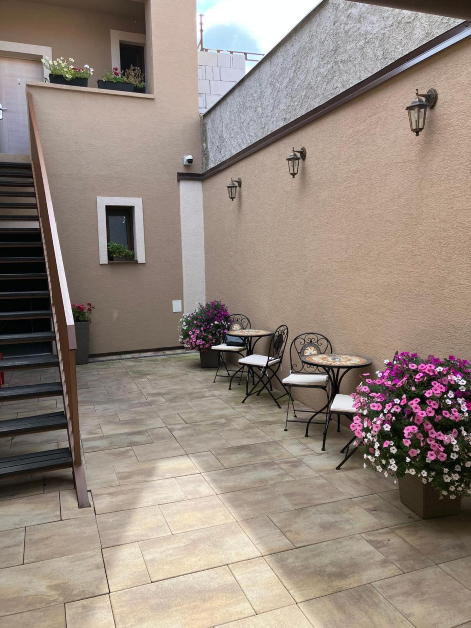 Corner House Apartman Losonc Kültér fotó